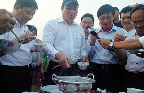 Chuyển[-]động[-]xử[-]lý[-]truyền[-]thông[-]"cá[-]chết"